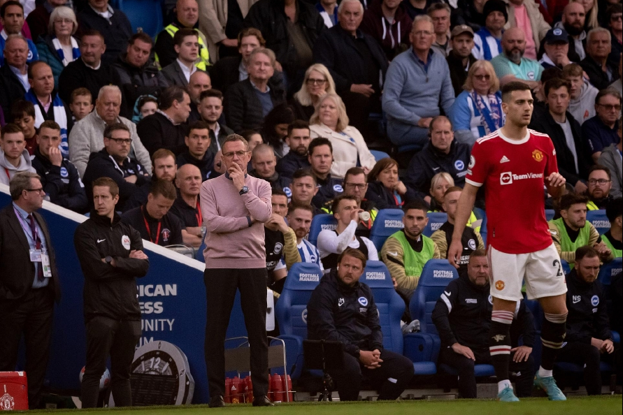 清晨布莱顿调整名单以备欧联；防线松动环节打磨；媒体盛赞；临场指挥获称赞的简单介绍