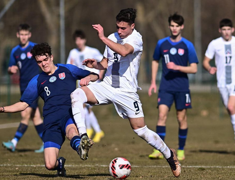 关于阿斯顿维拉发布备战花絮，赛前再遭质疑，CBA常规赛任务艰巨，球探报告显示潜力的信息