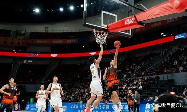 中超倒计时，山东男篮集结日更衣室发声，细节引发关注，质疑声仍在，赛程密集仍需轮换的简单介绍