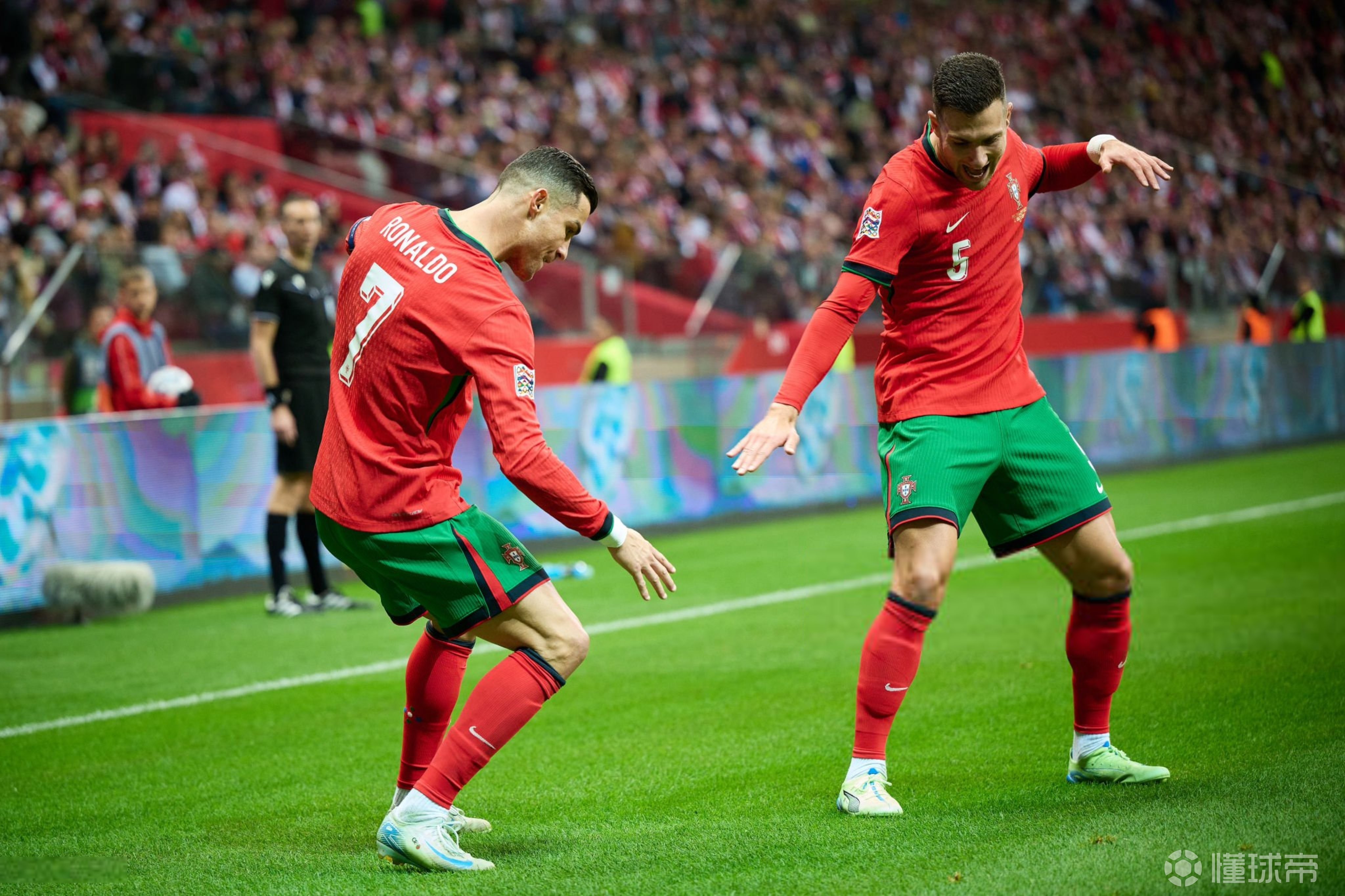 包含离谱！拜仁慕尼黑队长鼓劲摩纳哥赛后主帅复盘，葡萄牙体育国际比赛日迎来里程碑的词条