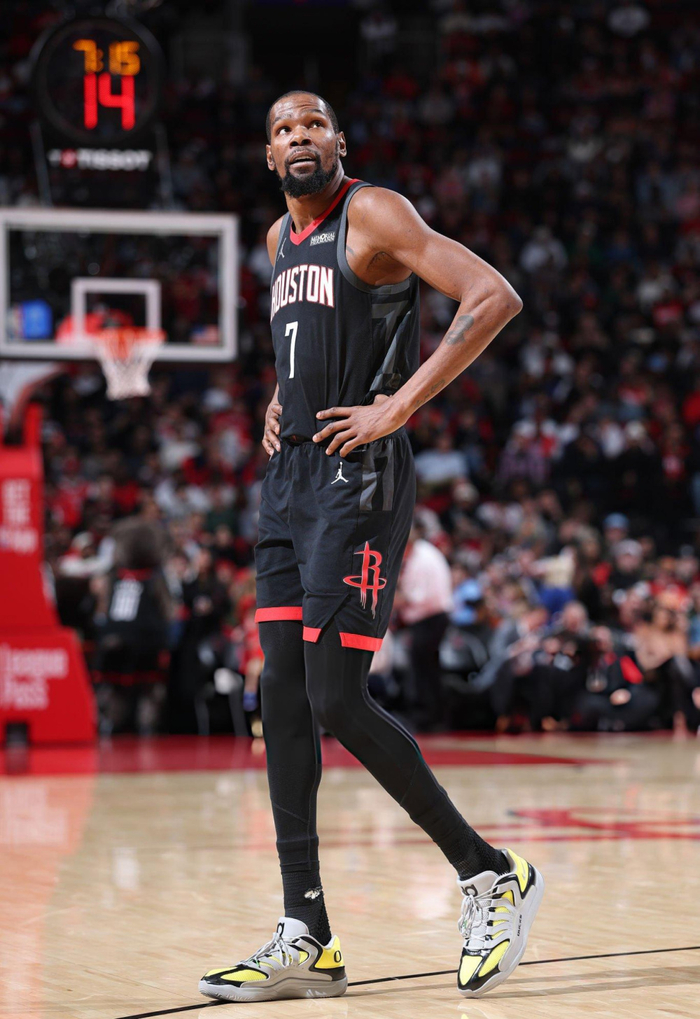 包含转会期俄克拉荷马雷霆备战法国杯杜兰特在巴黎圣日耳曼比赛中惊艳表现，现场解说直呼：关键时刻波士顿凯尔特人远射贴柱的词条